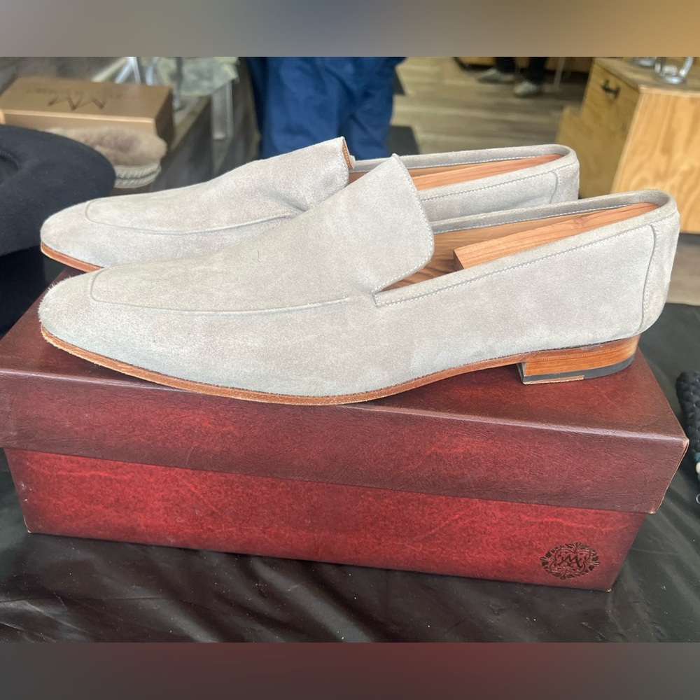 Elegant Mezlan Gray Suede Men's Loafers - Picture 2 of 3